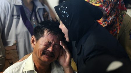 AirAsia: familiares ‘desiludidos’ após descoberta de corpos