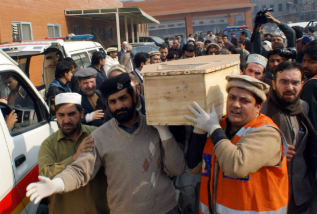 Voluntários paquistaneses carregam o caixão de um estudante na sequência de um ataque por homens armados do Talibã em uma escola em Peshawar, em 16 de dezembro de 2014. Os insurgentes talibãs mataram pelo menos 130 pessoas, a maioria crianças, depois de invadir uma escola administrada pelo Exército no Paquistão em um dos ataques mais sangrentos do país nos últimos anos (Majeed/AFP/Getty Images)