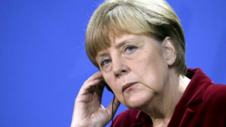 Merkel pede que alemães não se deixem enganar pela extrema direita sobre imigrantes islâmicos