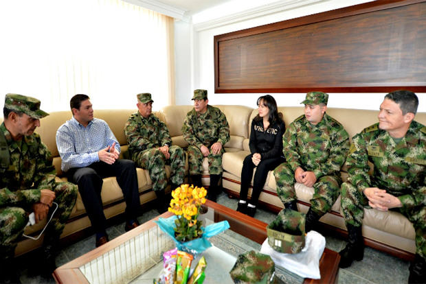 As Farc (Forças Armadas Revolucionárias da Colômbia) libertaram o general Rubén Darío Alzate, o cabo Jorge Rodríguez e a advogada Gloria Urrego, sequestrados no dia 16/11 no estado de Arauca, noroeste do país, confirmou o presidente, Juan Manuel Santos. Na foto À direita, a advogada e os dois militares libertados pelas Farc, durante reunião com o ministro de Defesa da Colômbia, Juan Carlos Pinzón (2º à esquerda) (Min. Defesa da Colômbia)