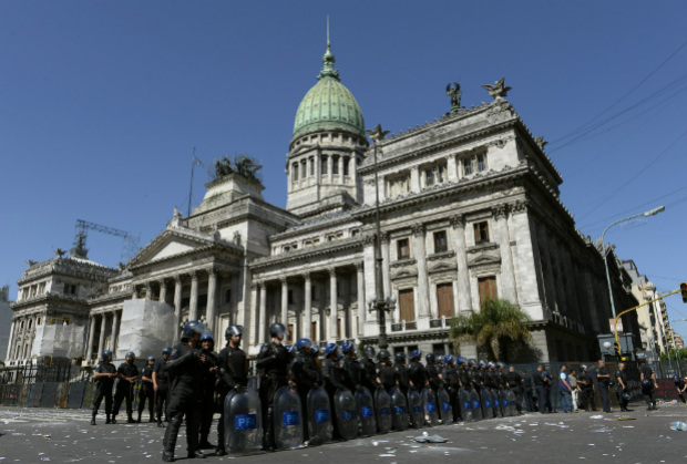 Tropa de choque guarda o prédio do Congresso argentino durante a eleição do novo reitor da Universidade de Buenos Aires, durante uma manifestação estudantil em Buenos Aires (JUAN MABROMATA/AFP/Getty Images)