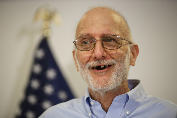 Alan Gross faz uma declaração para a imprensa nos escritórios de advocacia de Gilbert LLC ao voltar para os Estados Unidos em 17 de dezembro de 2014, em Washington, DC. Gross ficou preso em Cuba por cinco anos sob a acusação de espionagem depois de entregar equipamentos de telefone via satélite para os judeus que vivem na ilha (Chip Somodevilla/Getty Images)