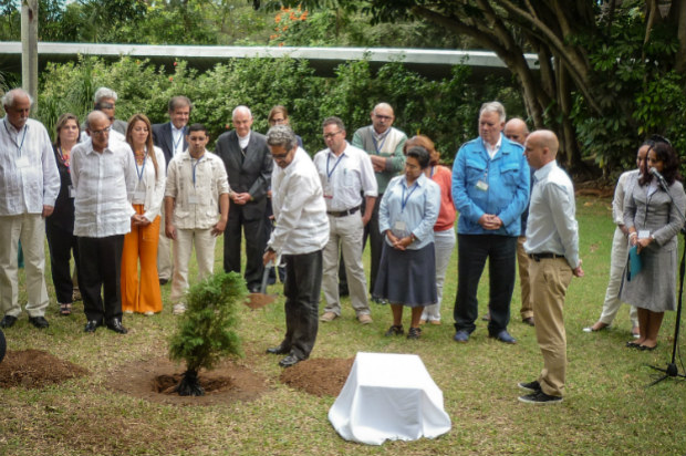 Chefe da delegação das FARC-EP em negociações de paz com o governo colombiano, comandante Ivan Marquez (centro), planta uma árvore em um jardim de Havana, em 16 de dezembro de 2014. Na cerimônia também participaram membros da delegação do governo colombiano, fiadores cubanos e noruegueses e membros de um grupo de vítimas do conflito colombiano (ADALBERTO ROQUE/AFP/Getty Images)