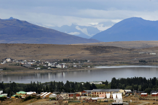 Vista de El Calafate -- 2.800 km ao sul de Buenos Aires -- tomada das montanhas atrás da cidade, em 27 de fevereiro de 2008. El Calafate, uma cidade de cerca de 26 mil habitantes, é um refúgio para os visitantes do Parque Nacional Glaciar, com sua atração principal, o Glaciar Perito Moreno (DANIEL GARCIA/AFP/Getty Images)