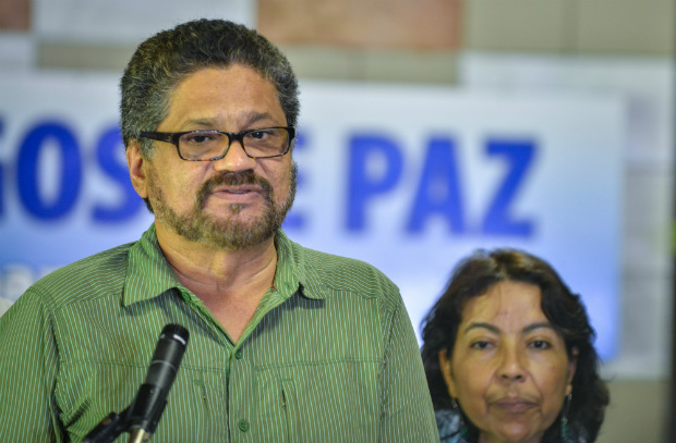 Comandante das Farc Ivan Marquez (esq.) lê uma declaração durante negociações de paz com o governo colombiano no Palácio de Convenções de Havana, em 11 de setembro de 2014 (ADALBERTO ROQUE/AFP/Getty Images)