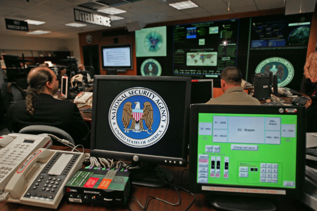 Computador de uma estação de trabalho mostra o logotipo da Agência de Segurança Nacional (NSA) no interior do Centro de Operações de ameaças dentro do subúrbio de Washington Fort Meade, Maryland, em 25 de janeiro de 2006 (PAUL J. RICHARDS/AFP/Getty Images)