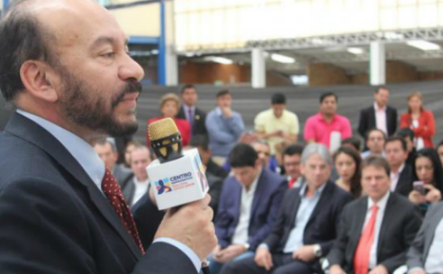 Senador democrata Alfredo Rangel em um encontro político em Bogotá, onde foram discutidas as últimas libertações das FARC (www.centrodemocratico.com)