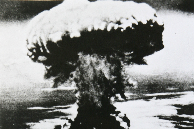 Uma fotografia da bomba atômica lançada em Nagasaki mostra como ela explodiu a 500 metros acima do solo na cidade, imagem exposta no museu memorial da cidade de Nagasaki em 8 de agosto de 2005, em Nagsaki, Japão. Um avião americano lançou uma bomba atômica sobre parte norte da cidade de Nagasaki em 9 de agosto de 1945 (Getty Images)