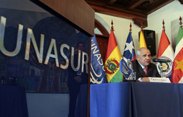 Secretário-Geral da Unasul e ex-presidente da Colômbia, Ernesto Samper, participa de uma conferência de imprensa na sede da Unasul em Quito, em 4 de setembro de 2014 (JUAN CEVALLOS/AFP/Getty Images)