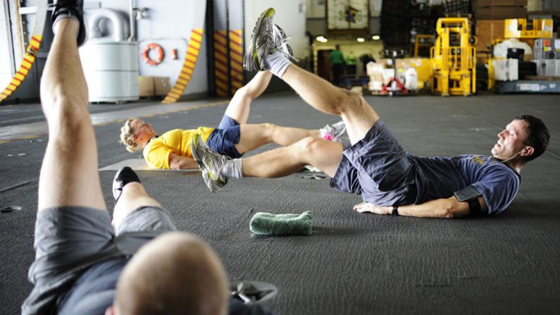 Soldados da marinha teinam com empenho e seriedade exercícios de fortalecimento muscular (U.S. Navy photo by Mass Communication Specialist 2nd Class Matthew D. Williams/Wikimedia Commons)