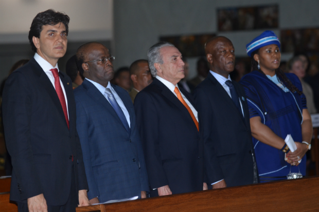 A Embaixada da África do Sul e o Palácio Itamaraty realizaram missa em homenagem à memória de Nelson Mandela, na Catedral de Brasília. Da esq. para dir.: o deputado Gabriel Chalita, o ex-presidente do STF, Joaquim Barbosa, o presidente da República em exercício na ocasião, Michel Temer, o embaixador da África do Sul no Brasil, Mphakama Mbete, e esposa (José Cruz/ABr)