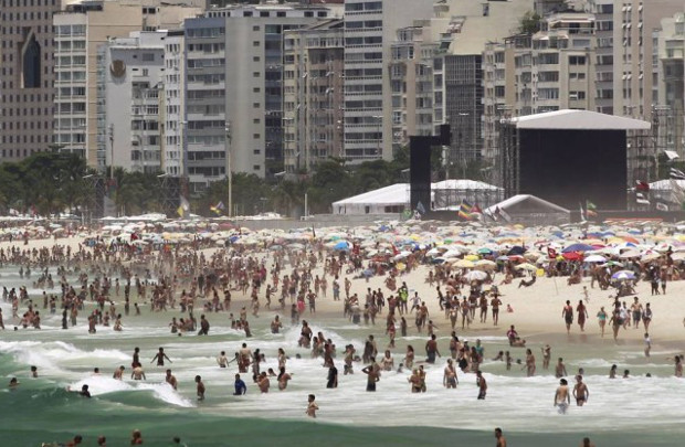 Banhistas aproveitam a praia antes da maior festa de réveillon do mundo, Praia de Copacabana, no Rio de Janeiro (@Copacabana/Twitter)