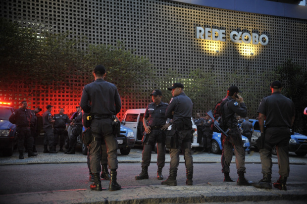 Dezenas de manifestantes ligados aos grupos Black Blocs e Anonymous, que participaram de manifestação contra a Rede Globo, saíram de frente do prédio da emissora, onde estavam concentrados, e bloquearam a Rua Jardim Botânico, uma das principais vias da zona sul carioca, em 07/08/2013 (Fernando Frazão/ABr)