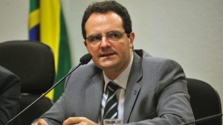 Ministro Nelson Barbosa promete aumento real do salário mínimo