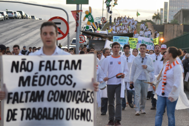 O Conselho Regional de Medicina do Distrito Federal e a Associação Brasiliense de Médicos Residentes promovem ato em prol da saúde pública e contra a contratação de médicos estrangeiros sem a revalidação de diplomas, em 26/06/2013 (Valter Campanato/ABr)