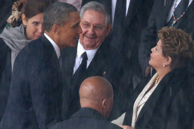 Obama, Raúl Castro e Dilma durante funeral de Nelson Mandela em 2013 (Chip Somodevilla/Getty Images)