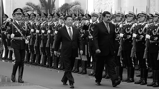 O presidente venezuelano Nicolás Maduro (à direita) caminha lado a lado do líder chinês Xi Jinping numa cerimônia de recepção no Grande Salão do Povo, em Pequim, China, em 7 de janeiro de 2015 (Andy Wong/Getty Images)