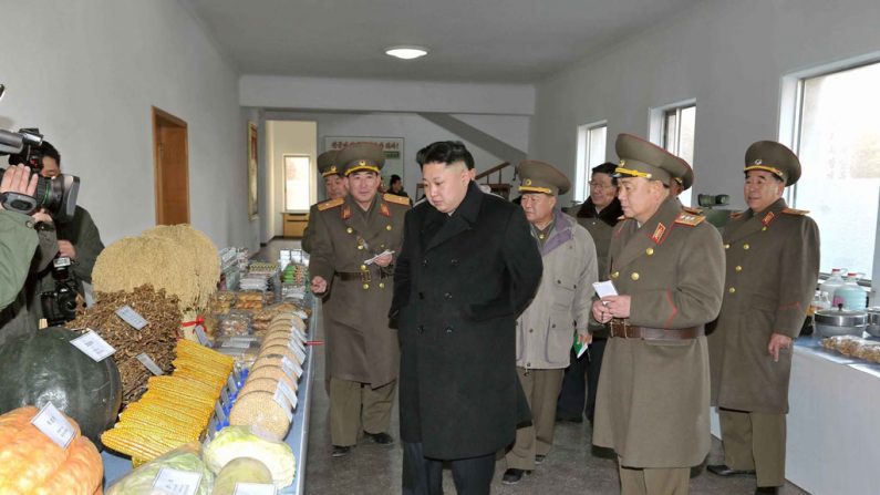 O ditador norte-coreano Kim Jong-Un inspeciona o comando do Exército da Coreia do Norte em 12 de janeiro de 2014. O regime chinês tem sustentado o regime comunista da Coreia do Norte, afirma um relatório recente (AFP/KCNA via KNS)