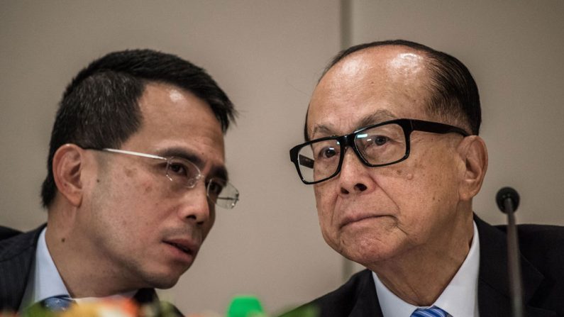 Li Kashing, um magnata de Hong Kong, e seu filho Victor Li Tzar-kuoi durante uma conferência de imprensa em Hong Kong em 9 de janeiro de 2015. Recentemente, Li Kashing anunciou planos para reorganizar suas empresas, Cheung Kong Holdings Ltd. e Hutchison Whampoa Ltd., em duas novas entidades listadas em Hong Kong (Phillipe Lopez/AFP/Getty Images)