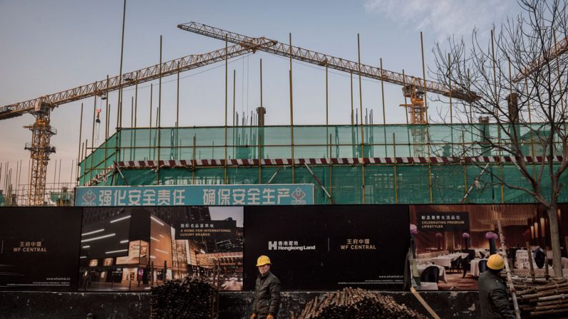 Chineses trabalham num sítio de obras em 20 de janeiro de 2015 em Pequim, China. O crescimento econômico da China desacelerou para 7,4%, seu ponto mais fraco em anos (Kevin Frayer/Getty Images)