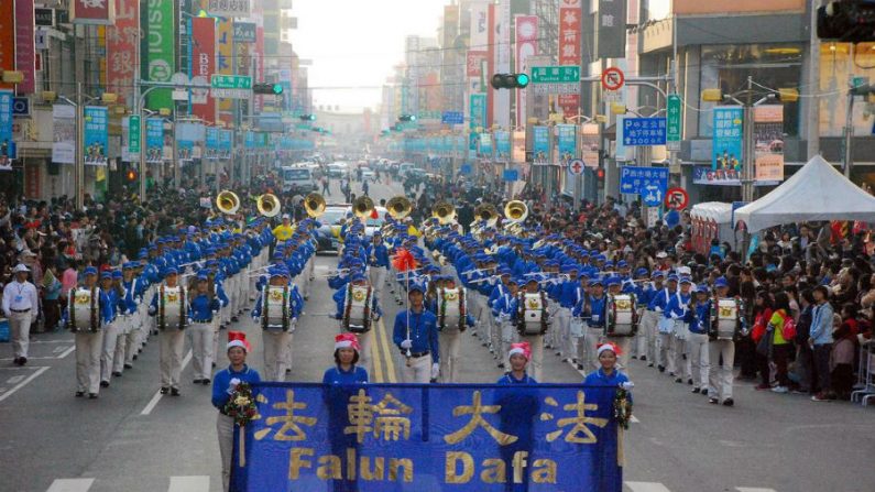 A Banda Marchante Terra Divina no desfile de abertura do Festival Internacional de Bandas de Chiayi (Minghui.org)
