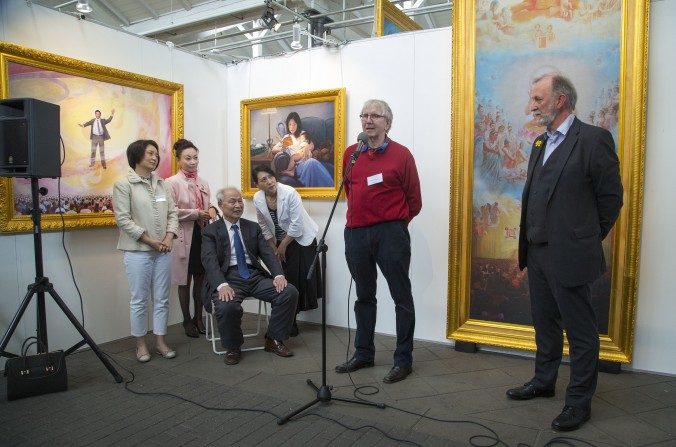 Amy Lee, pintora (ao fundo, na esquerda); Professor Kunlun Zhang, escultor, pintor e fundador da Exposição Internacional de Arte Zhen-Shan-Ren (sentado); Boi Wynsch, organizador da Arte Nórdica na ligação da ponte vermelha (quem está falando); Eddie Aitkin, diretor e curador da Arte Zhen-Shan-Ren no Reino Unido (em pé, à direita) (Siomon Gross / Epoch Times)