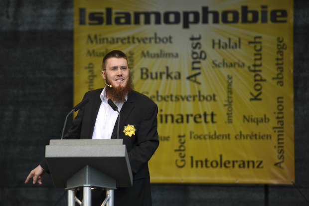 Presidente do Conselho Central Islâmico da Suíça (ICCS em inglês), Nicolas Blancho, discursa durante um protesto contra a "islamofobia e o racismo", organizado pelo ICCS em 29 de Outubro de 2011, em Berna, Suíça (FABRICE Coffrini/AFP/Getty Images)