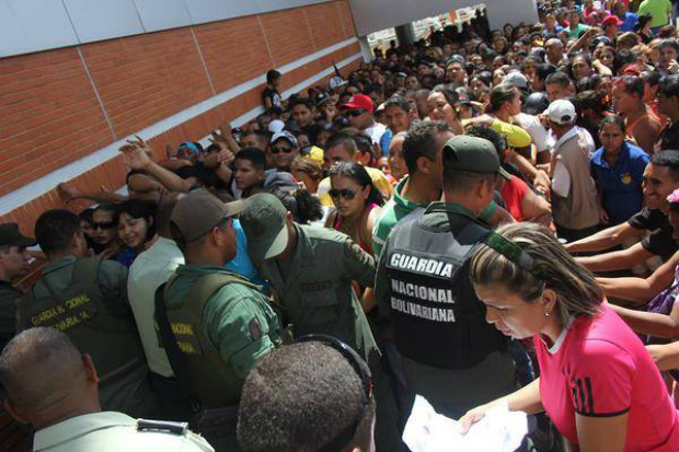 Fila para comprar leite no supermercado ElTigre Unicasa, na Venezuela (Daniel Alex/Facebook)