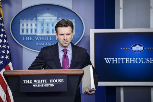 O porta-voz da Casa Branca, Josh Earnest, chega para uma coletiva de imprensa na Casa Branca em 22 de outubro de 2014, em Washington, DC (BRENDAN SMIALOWSKI/AFP/Getty Images)