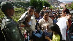 Venezuelanos podem perder filhos caso os submetam às filas por alimentos