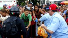 Venezuelanos enfrentam imensas filas para comprar frango