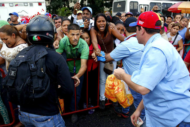 Pessoas compram comida em um mercado de rua em Caracas, na Venezuela, em 24 de janeiro de 2015. Devido à crise econômica, o 

presidente Nicolás Maduro anunciou no início desta semana, um aumento de 15% do salário mínimo (JUAN BARRETO/AFP/Getty Images)