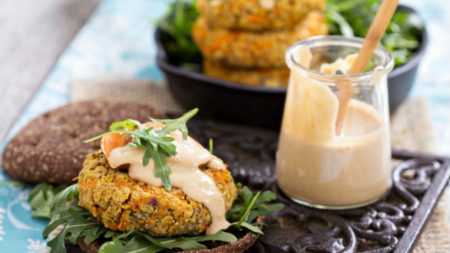 Hambúrguer vegano com maionese de castanha de cajú