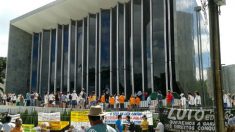 Cerca de 30 mil professores estão em greve no Paraná, grande mídia se cala