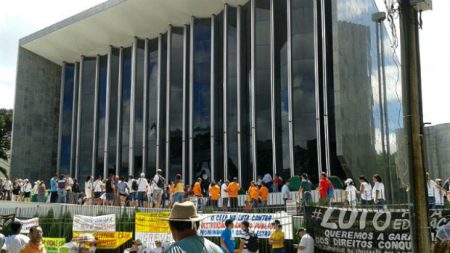 Professores de universidades federais decidem manter greve após reunião com governo Lula