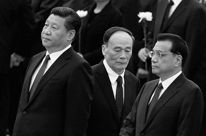 O líder chinês Xi Jinping (E), o primeiro-ministro Li Keqiang (D) e o chefe da agência disciplinar Wang Qishan (C) em Pequim, em 30 de setembro de 2014. Um número crescente de funcionários chineses pereceu de "causas não naturais", incluindo suicídio, desde que Xi Jinping assumiu o poder no final de 2012 (Feng Li/Getty Images)