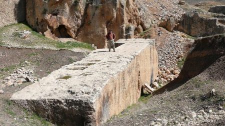 Maior pedra esculpida já descoberta: Quem a construiu?