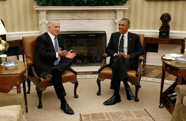 Presidente dos EUA, Barack Obama (dir.) se reúne com o primeiro-ministro israelense, Benjamin Netanyahu (esq.), no Salão Oval da Casa Branca, em 1º de outubro de 2014 em Washington, DC. Obama e Netanyahu se encontraram para discutir uma ampla gama de questões bilaterais, incluindo os esforços dos EUA contra o Estado islâmico na Síria e no Iraque, as intenções nucleares do Irã e o conflito entre Israel e os palestinos em Gaza (Win McNamee/Getty Images)