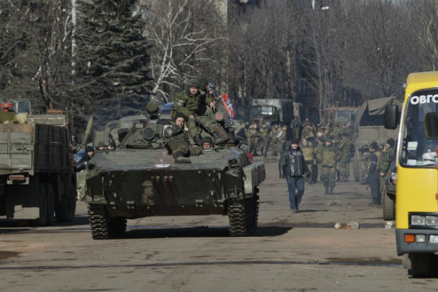 Rebeldes pró-Rússia viajam em cima de um veículo blindado no centro de Debaltseve, Ucrânia. Depois de semanas de luta incansável, o fortificado centro ferroviário ucraniano de Debaltseve foi tomado na semana passada pelos separatistas (AP/Vadim Ghirda)