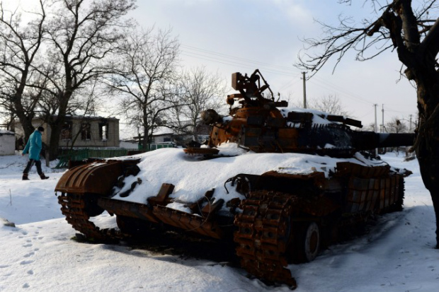 Tanque destruído durante os combates entre separatistas pró-Rússia e as forças da Ucrânia, na aldeia de Stepanivka, leste da Ucrânia, em 30 de dezembro de 2014 (Vasily Maximov/AFP/Getty Images)