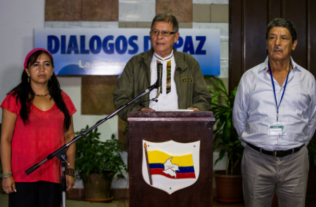 Comandante do grupo guerrilheiro FARC-EP, Rodrigo Granda (centro)), lê uma declaração no Palácio de Convenções de Havana em 6 de fevereiro de 2015. Comandante Isaias Trujillo (dir.) e guerrilheira Isabela San Roque (esq.) (YAMIL LAGE/AFP/Getty Images)