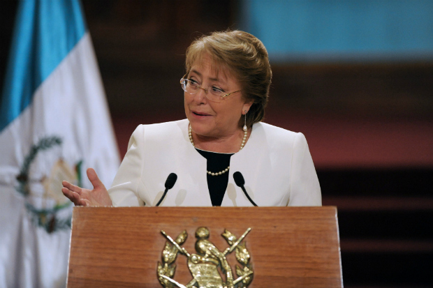 Presidente do Chile, Michelle Bachelet, participa de uma conferência de imprensa conjunta com o presidente da Guatemala, Otto Perez Molina (fora do quadro), no Palácio Cultura na Cidade da Guatemala em 30 de janeiro de 2015. Bachelet esteve na Guatemala em visita oficial (JOHAN ORDONEZ/AFP/Getty Images)