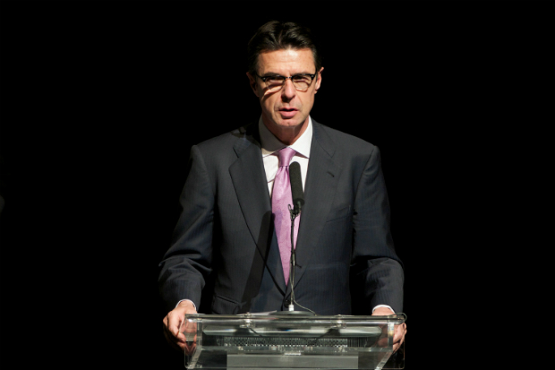 O ministro da Indústria, Energia e Turismo da Espanha, José Manuel Soria, prestigia a 1ª edição da Fashion National Awards no Museu da Rainha Sofia em 6 de junho de 2014, em Madrid, Espanha (Carlos Alvarez/Getty Images)