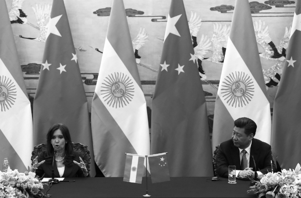 Presidente argentina Cristina Fernández de Kirchner (esq.) faz declaração enquanto o presidente da China, Xi Jinping (dir.), observa, durante uma cerimônia no Grande Salão do Povo em Pequim, em 4 de fevereiro de 2015. Líder argentina estava em visita oficial para impulsionar as relações bilaterais (ROLEX DELA PENA/AFP/Getty Images)