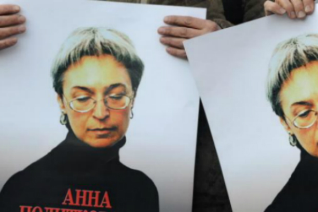 Manifestação em Moscou em homenagem à jornalista assassinada Anna Politkovskaya, em outubro de 2010 (NATALIA KOLESNIKOVA/AFP/Getty Images)