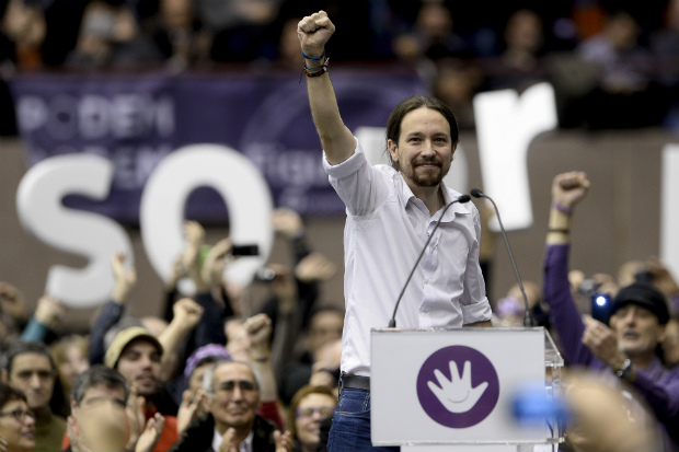 Líder do PODEMOS, um partido de esquerda que surgiu a partir do movimento 'Indignados', Pablo Iglesias participa de uma reunião do partido em 21 de dezembro de 2014 em Barcelona (JOSEP LAGO/AFP/Getty Images)