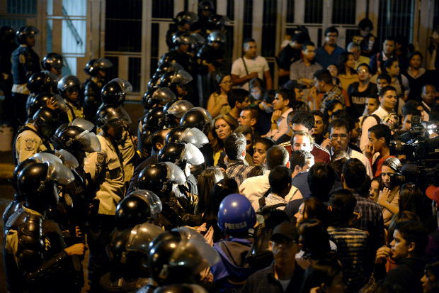 Partidários do prefeito de Caracas, Antonio Ledezma, fazem manifestação em frente ao prédio do Serviço Bolivariano de Inteligência (Sebin) em Caracas, em 19 de fevereiro de 2015. Agentes do Sebin prenderam o prefeito de Caracas na quinta-feira (19) (FEDERICO PARRA/AFP/Getty Images)