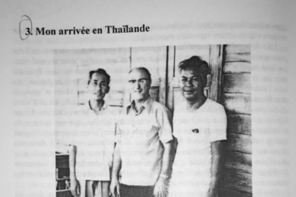 Nal Oum (esq.) com Père Venet (centro) e companheiro de refugiado cambojano Kul em um campo na Tailândia em 15 de junho de 1976. Venet foi enviado pela embaixada francesa para visitar Oum depois dele ter sido liberado de um hospital tailandês (Cortesia de Nal Oum)