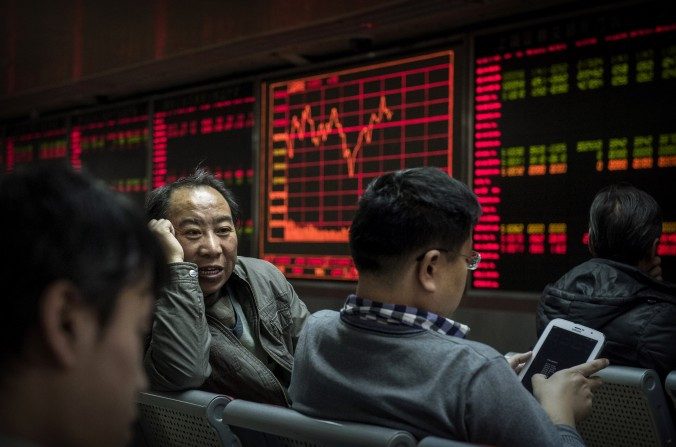 Pessoas conversando na bolsa de valores de Pequin, China, em 22/01/2015. (Kevin Frayer/Getty Images)