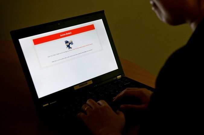 A tela do laptop mostra uma mensagem de "Acesso negado" em um site bloqueado em Pequim, em 04 de janeiro de 2013. A GreatFire, organização pela liberdade na Internet, anunciou em 19 de março que os seus serviços estão sofrendo ataques cibernéticos voltados para a tirá-la do ar. (STF / AFP / Getty Images)